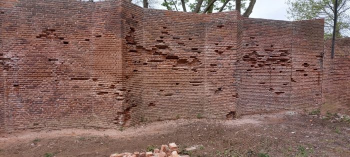 De Vink Restauratiewerken verving beschadigde stenen door ze zorgvuldig uit te zagen en waar mogelijk te hergebruiken