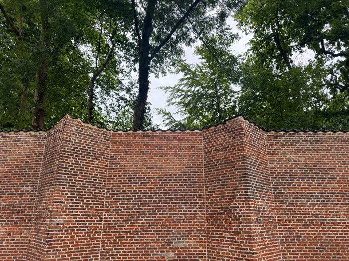Rustieke voegwerk met een zachte, op maat gemaakte kalkgebonden mortel in een historisch passende kleur.